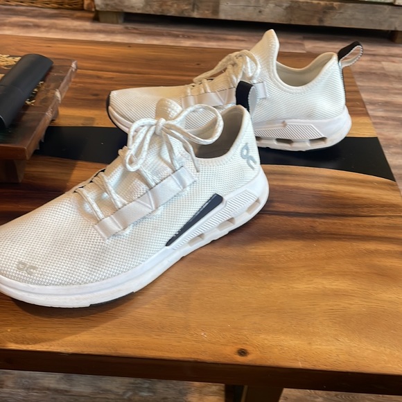 OnRunning shoes size 10.5 - Picture 2 of 4